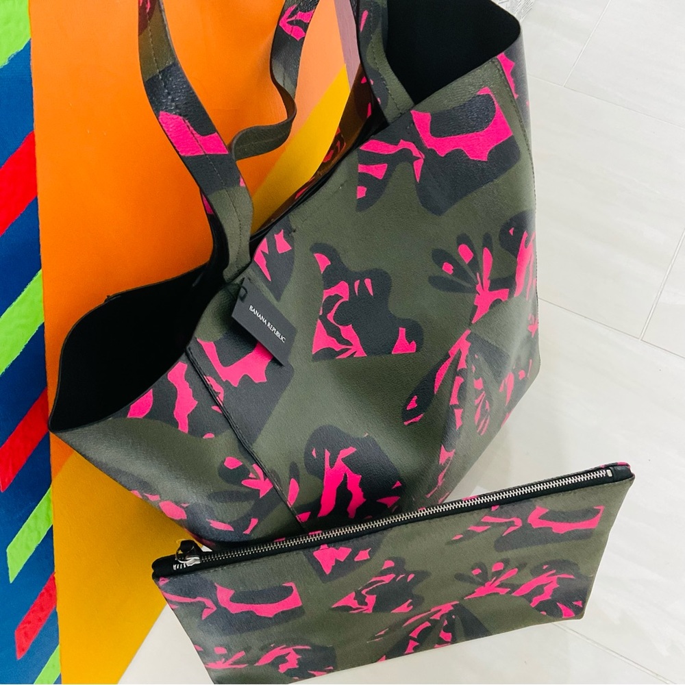 Banana Republic Bundle Graphic Tote Bag and Large Pouch - Picture 9 of 9